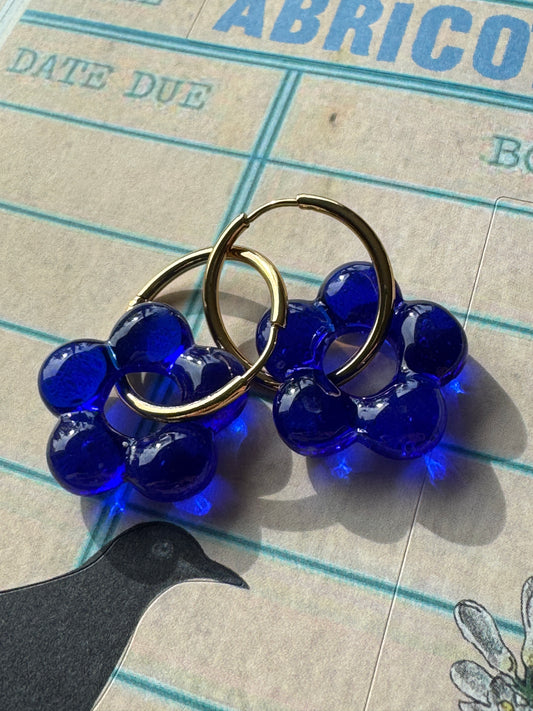 Boucles fleurs bleues