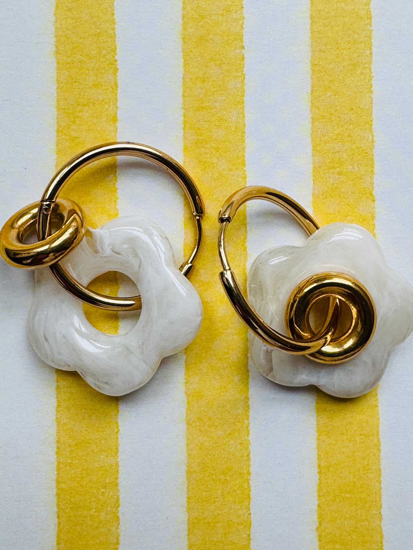 Boucles double fleur blanche / anneau