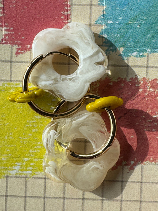 Boucles double fleur nacre / jaune