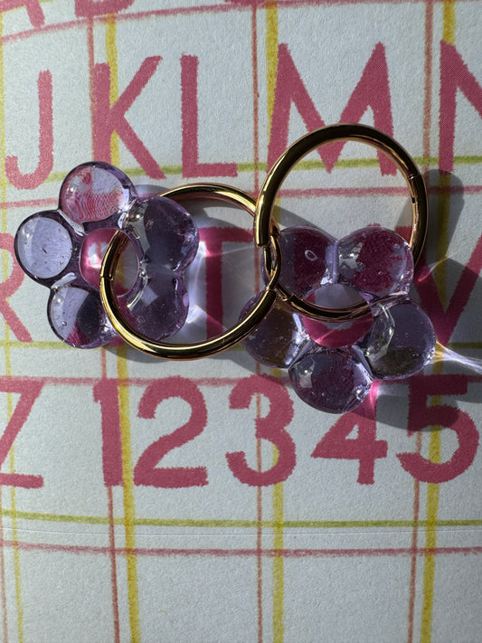 Boucles fleurs violettes