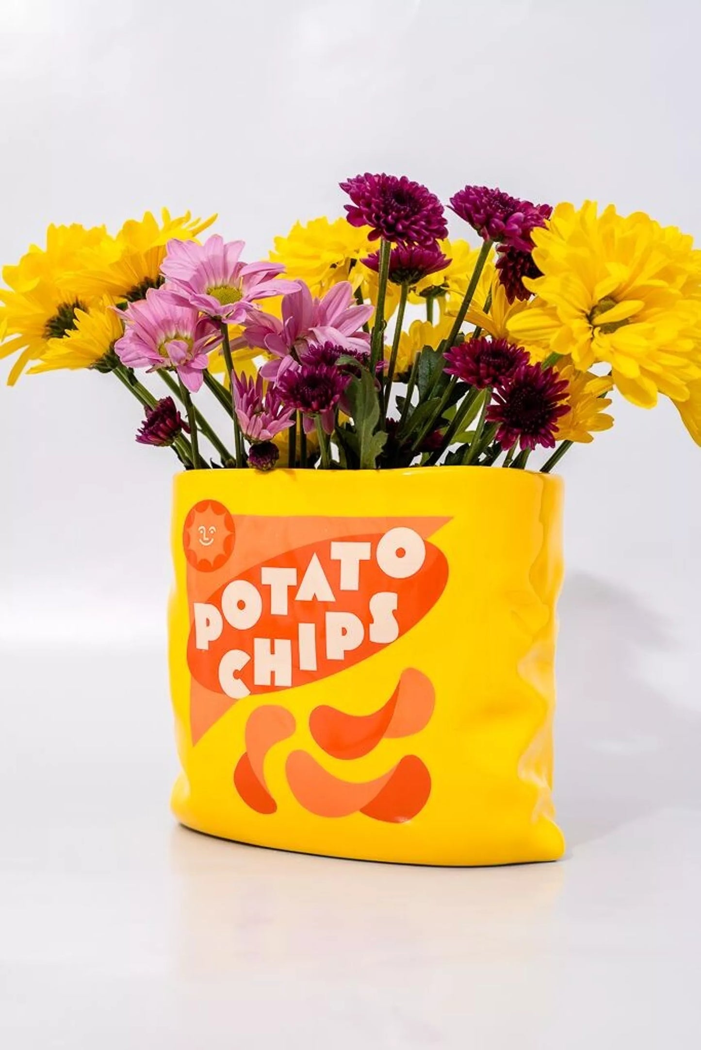 Vase en céramique, chips de pommes de terre