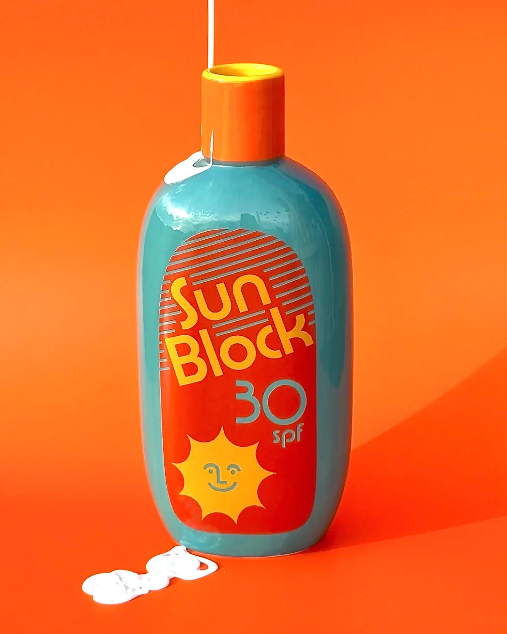 Vase en céramique, crème solaire