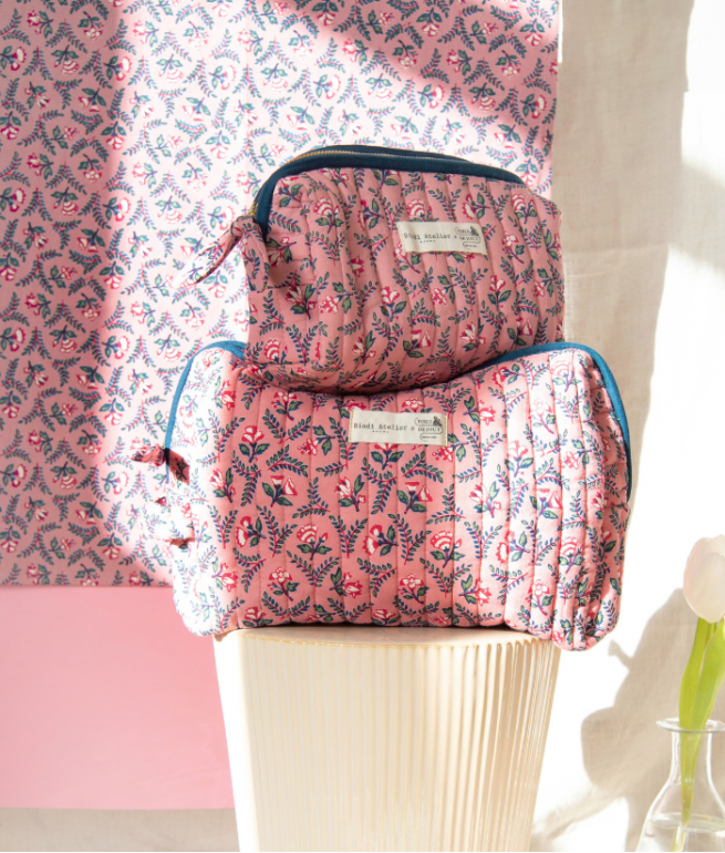 PETITE TROUSSE MAQUILLAGE FLORA FRAMBOISE – MUSÉE DE LA TOILE DE JOUY X BINDI ATELIER