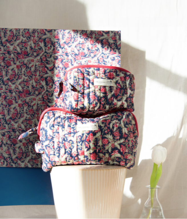 PETITE TROUSSE MAQUILLAGE FOREST MARINE – MUSÉE DE LA TOILE DE JOUY X BINDI ATELIER