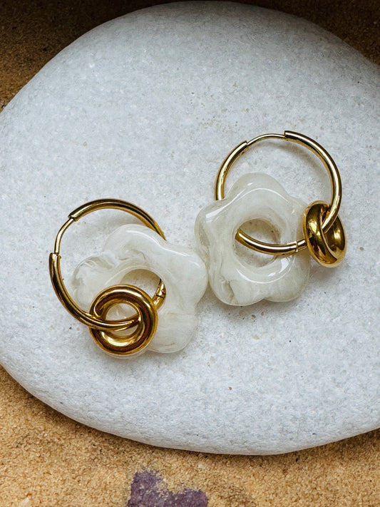 Boucles double fleur blanche / anneau
