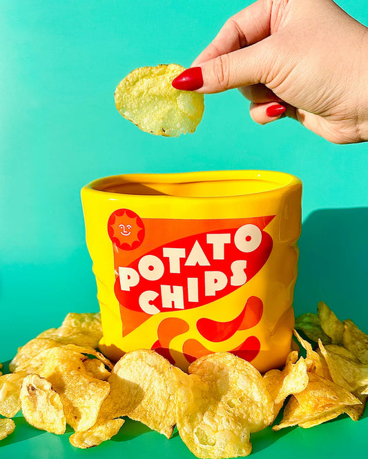 Vase en céramique, chips de pommes de terre