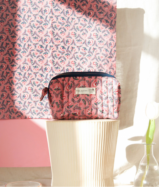 GRANDE TROUSSE DE TOILETTE FLORA FRAMBOISE – MUSÉE DE LA TOILE DE JOUY X BINDI ATELIER